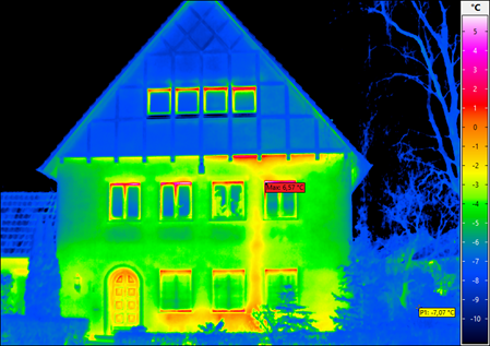 Eine Wärmebildkamera zur Gebäudethermografie und Bauthermografie: Energieverluste und Wärmebrücken an Gebäuden werden exakt erkannt